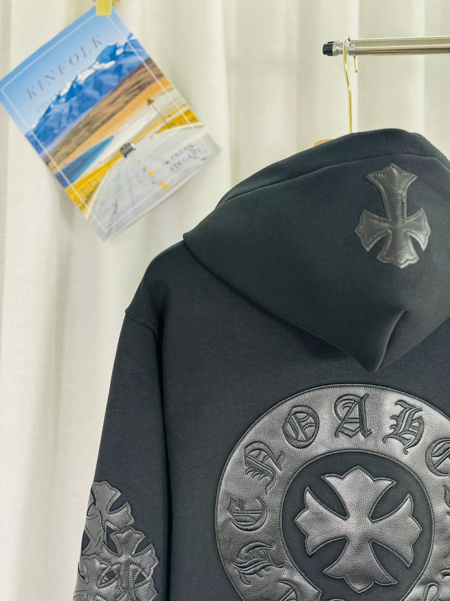 P380 top version, real shot without P, ​​different from market currency) 𝗖𝗵𝗿𝗼𝗺𝗲 𝗛𝗲𝗮𝗿𝘁𝘀/Cro Heart 2025 washed and burned flower patch embroidered autumn and winter new original single counter American patchwork 3D three-dimensional couple casual cardigan plus velvet jacket 👑The highest version! Customized fabric 550g tripe terry fabric! American acid-washed and distressed original fabric, laser burning + patch embroidery, exquisite embroidery of letters! The best-selling model in the counter, very comfortable to wear. Accessories: original molded and authenticated collar label➕100% silk wash label. Genuine purchase-grade original hangtag➕matching hanging rope➕3D hanging beads➕original packaging bag. Craftsmanship: The original version has consistent wiring! The highest version of the armhole matching technique! Color: Black Size: S M L XL Style No.: 612